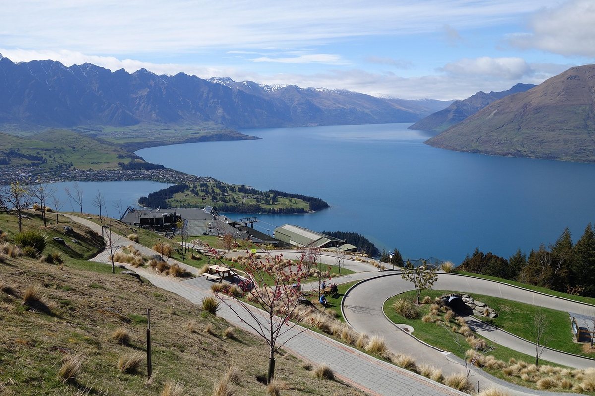 Lake Wakatipu and the mountains at Queenstown